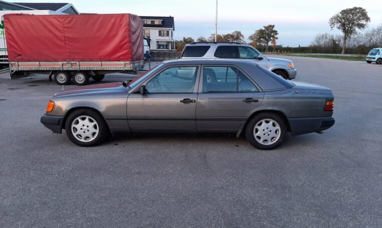 Mercedes 260 E W124 Limousine Grijs Met Grijs Stof 168000 Km 0