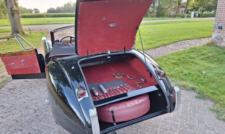 Jaguar XK120 DHC Zwart Met Rood Leder 0