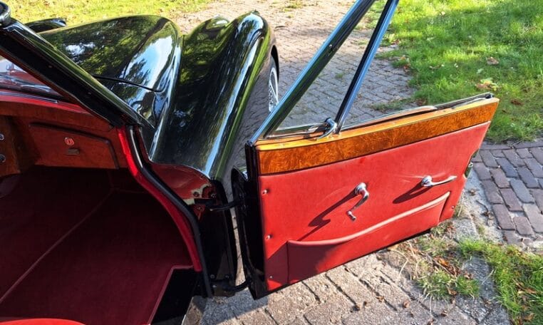 Jaguar XK120 DHC Zwart Met Rood Leder 1