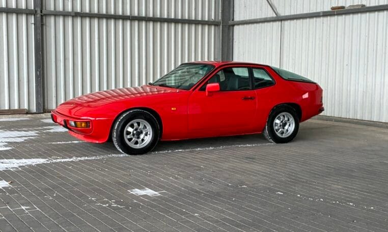 Porsche 924 Coupe Rood Met Zwart Stoffen Interieur 0