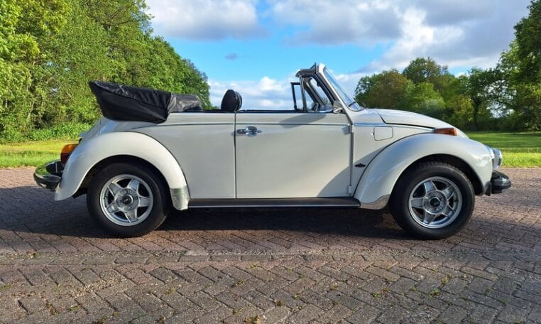 VW Kever 1303S Cabrio Wit Met Zwart Skai Interieur 0