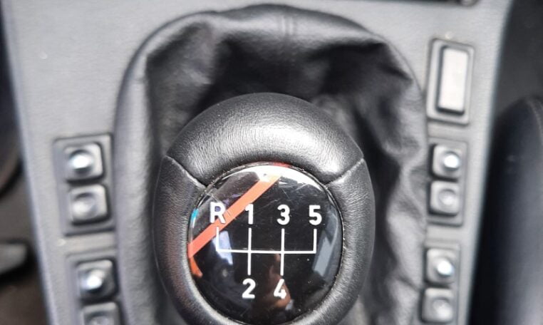 To's 1811001 BMW 320i Cabrio E30 Mauritiusblauw Zwart Leder 212000 Km 0